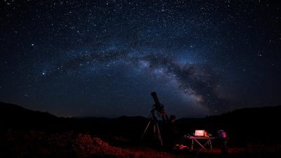 Télescope Skywatcher avec accessoires sous un ciel étoilé