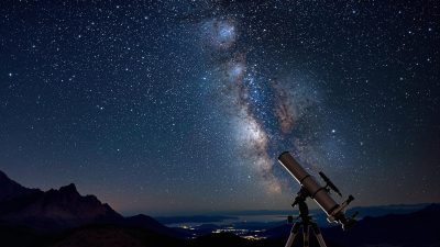 Télescope Skywatcher sous un ciel étoilé