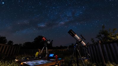 Télescopes Celestron et Skywatcher sous un ciel étoilé