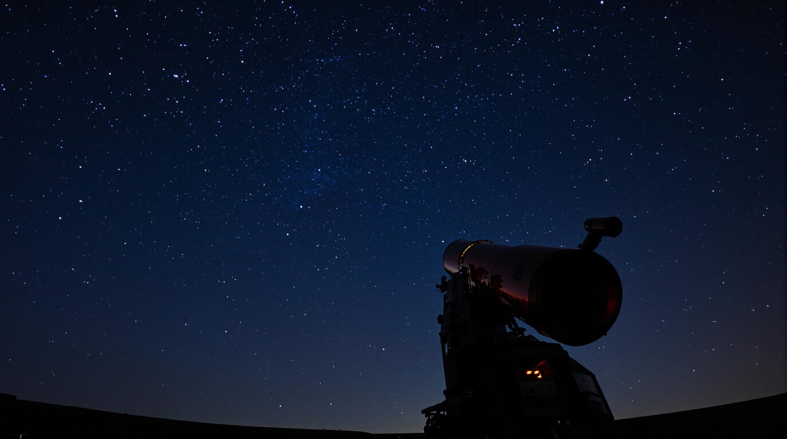 Télescope avec large diamètre sous un ciel étoilé