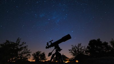Télescope Cassegrain sous un ciel étoilé