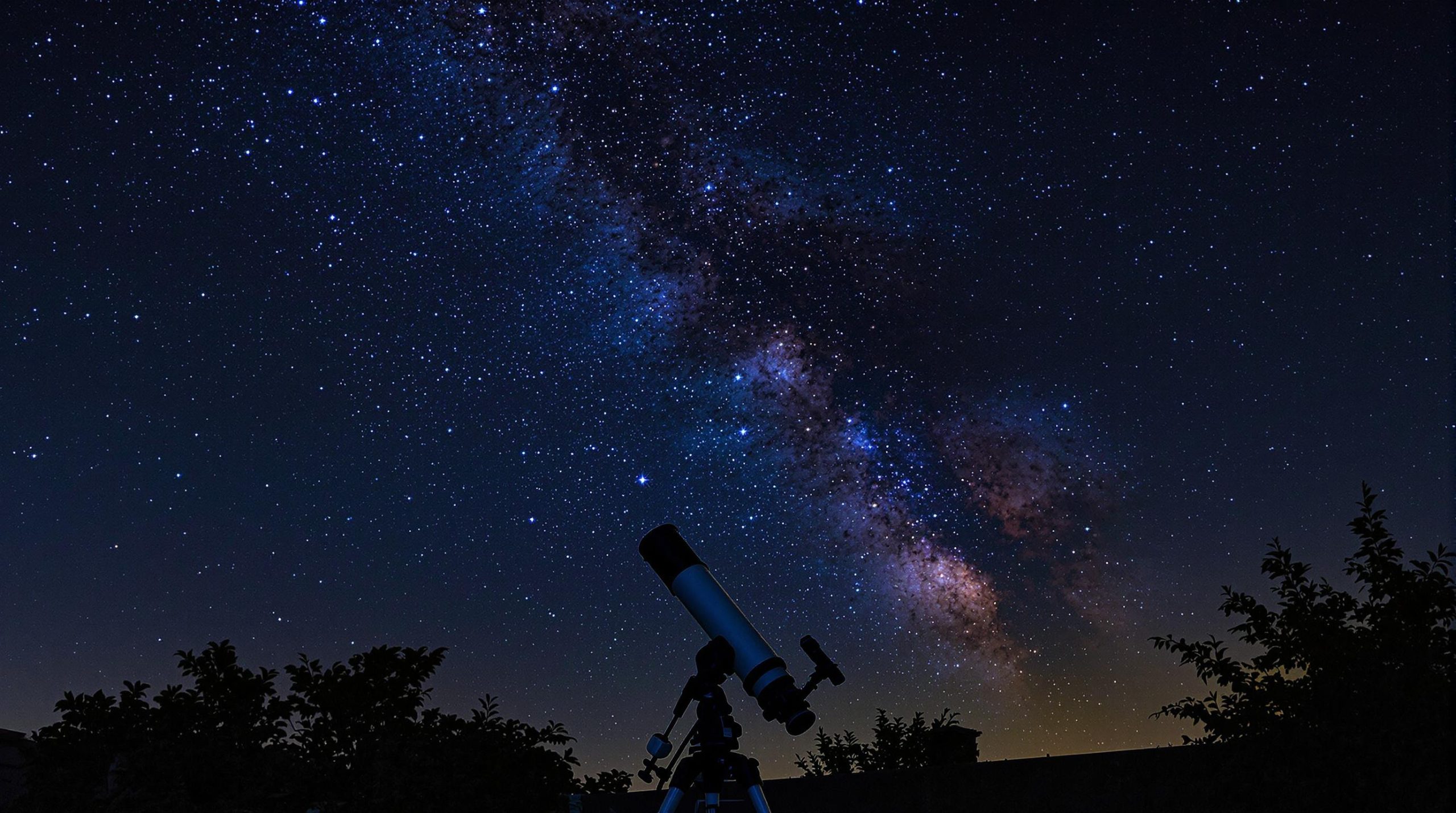 Télescope Dobson sous un ciel étoilé